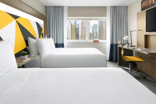 Habitación Social con 2 camas dobles y vistas a la ciudad del hotel M Social Times Square New York. Foto 4