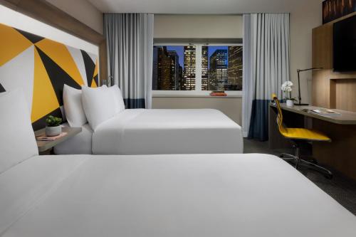 Habitación Social con 2 camas dobles y vistas a la ciudad del hotel M Social Times Square New York. Foto 5