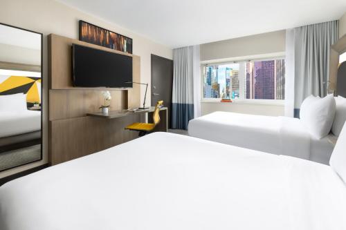 Habitación Social con 2 camas dobles y vistas a la ciudad del hotel M Social Times Square New York. Foto 7