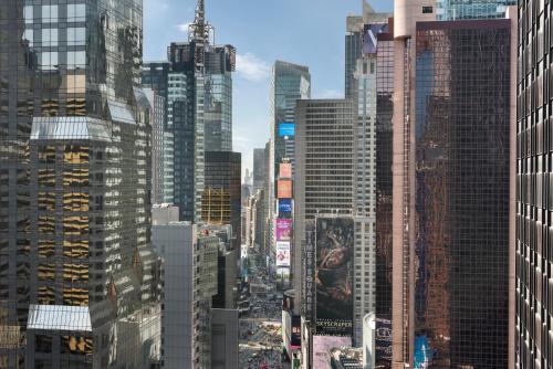 Habitación Social Premier con 2 camas dobles y vistas a Times Square del hotel M Social Times Square New York. Foto 4