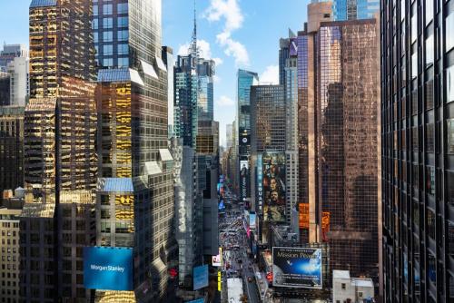 Habitación Social Premier con 2 camas dobles y vistas a Times Square del hotel M Social Times Square New York. Foto 10