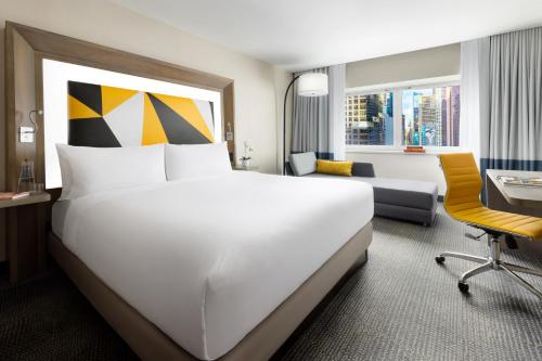 Alojamiento Social Premier Times Square con vistas a la bola de Times Square - 1 cama extragrande del hotel M Social Times Square New York. Foto 4