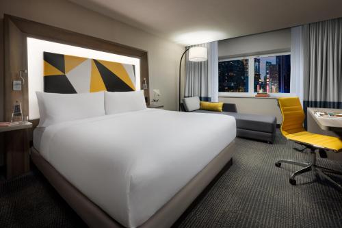 Alojamiento Social Premier Times Square con vistas a la bola de Times Square - 1 cama extragrande del hotel M Social Times Square New York. Foto 6