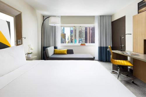 Alojamiento Social Premier Times Square con vistas a la bola de Times Square - 1 cama extragrande del hotel M Social Times Square New York. Foto 8