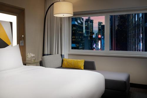 Alojamiento Social Premier Times Square con vistas a la bola de Times Square - 1 cama extragrande del hotel M Social Times Square New York. Foto 10