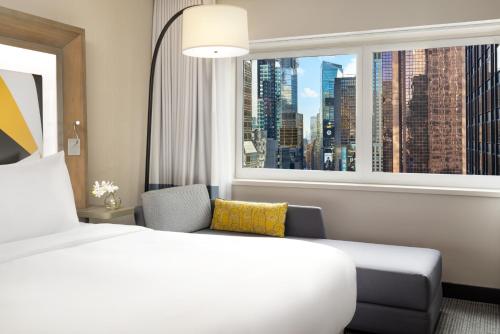 Alojamiento Social Premier Times Square con vistas a la bola de Times Square - 1 cama extragrande del hotel M Social Times Square New York. Foto 11