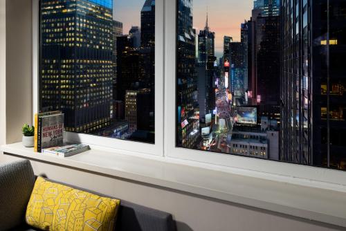 Alojamiento Social Deluxe Times Square con vistas a la bola de Times Square - 1 cama extragrande del hotel M Social Times Square New York. Foto 9