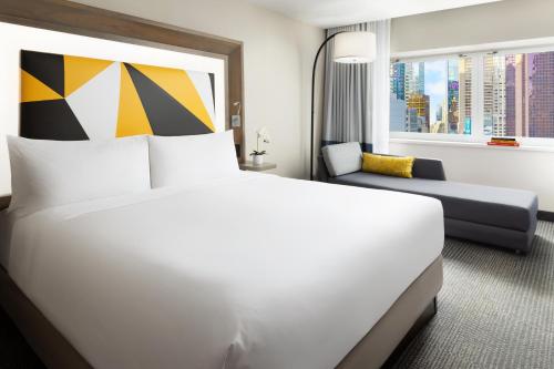 Alojamiento Social Deluxe Times Square con vistas a la bola de Times Square - 1 cama extragrande del hotel M Social Times Square New York. Foto 12