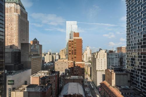 Habitación Social con 2 camas dobles y vistas a la ciudad del hotel M Social Times Square New York. Foto 2