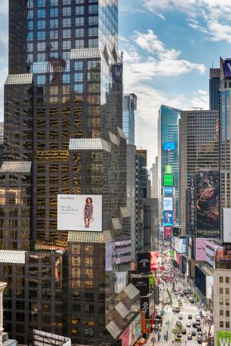 Habitación Social con 2 camas dobles y vistas a la ciudad del hotel M Social Times Square New York. Foto 3