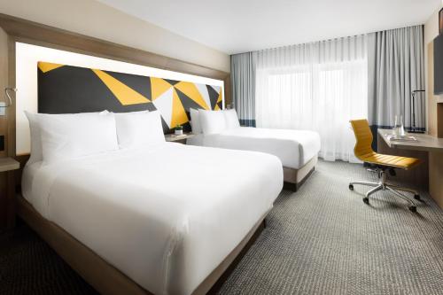 Habitación Social Premier con 2 camas dobles y vistas a Times Square del hotel M Social Times Square New York