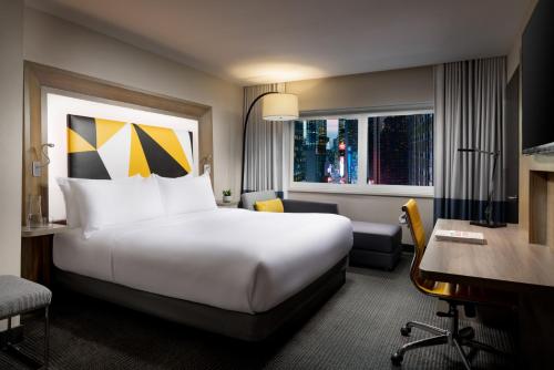 Alojamiento Social Premier Times Square con vistas a la bola de Times Square - 1 cama extragrande del hotel M Social Times Square New York. Foto 9