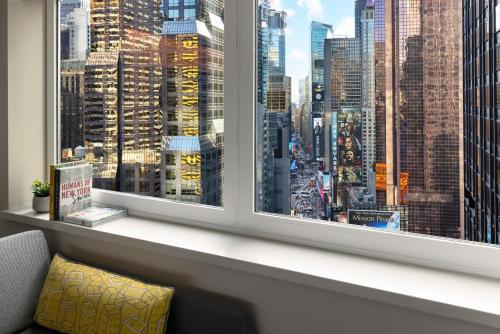 Alojamiento Social Premier Times Square con vistas a la bola de Times Square - 1 cama extragrande del hotel M Social Times Square New York. Foto 12