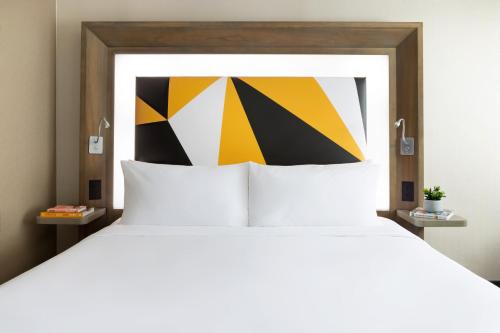 Habitación Social Superior con vistas al río Hudson - 1 cama extragrande del hotel M Social Times Square New York. Foto 10