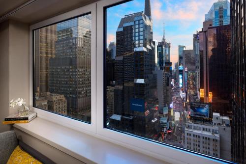 Habitación Social Deluxe con 2 camas dobles y vistas a Times Square del hotel M Social Times Square New York. Foto 5