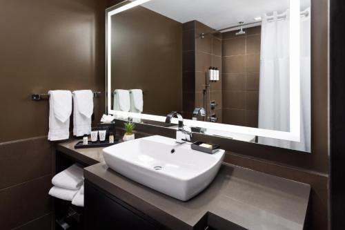 Habitación Social Deluxe con 2 camas dobles y vistas a Times Square del hotel M Social Times Square New York. Foto 6