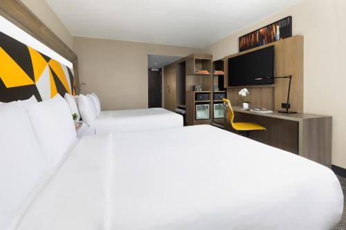 Habitación Social Deluxe con 2 camas dobles y vistas a Times Square del hotel M Social Times Square New York. Foto 7