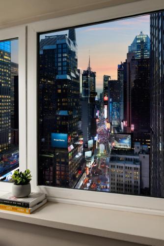 Alojamiento Social Deluxe Times Square con vistas a la bola de Times Square - 1 cama extragrande del hotel M Social Times Square New York. Foto 12