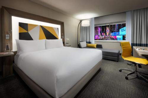 Habitación con vista completa al descenso de la bola de Times Square - Cama extragrande del hotel M Social Times Square New York. Foto 1