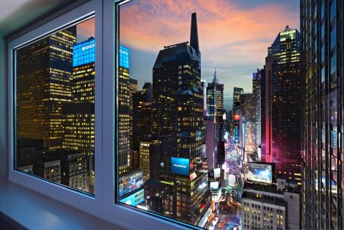 Habitación con vista completa al descenso de la bola de Times Square - Cama extragrande del hotel M Social Times Square New York. Foto 2