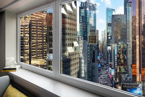 Habitación con vista completa al descenso de la bola de Times Square - Cama extragrande del hotel M Social Times Square New York. Foto 4