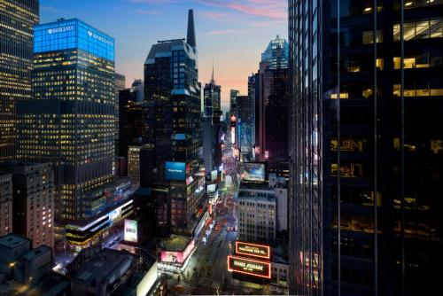 Habitación con vista completa al descenso de la bola de Times Square - Cama extragrande del hotel M Social Times Square New York. Foto 6