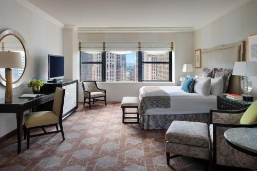 Habitación con vistas a la catedral y cama extragrande del hotel Lotte New York Palace. Foto 3