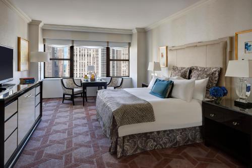 Habitación Premier con vistas al horizonte urbano y cama extragrande del hotel Lotte New York Palace. Foto 3
