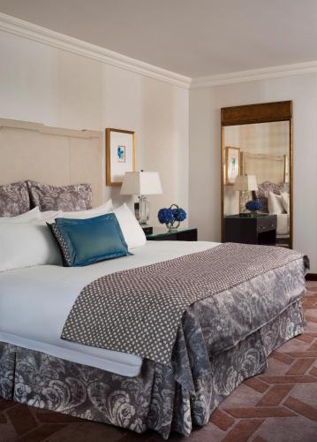 Habitación Superior - Cama extragrande del hotel Lotte New York Palace. Foto 3