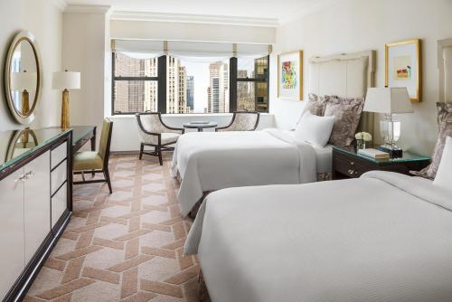 Habitación Premier con vistas al horizonte urbano y 2 camas dobles del hotel Lotte New York Palace. Foto 4