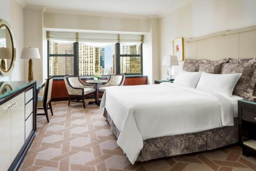 Habitación Premier con vistas al horizonte urbano y cama extragrande del hotel Lotte New York Palace. Foto 4