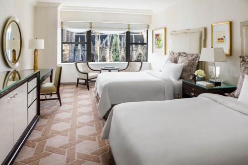 Habitación con vistas a la catedral y 2 camas dobles del hotel Lotte New York Palace. Foto 4