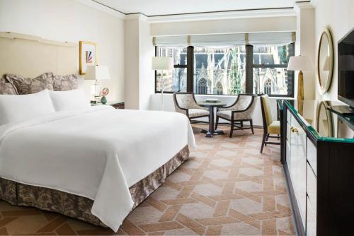 Habitación con vistas a la catedral y cama extragrande del hotel Lotte New York Palace. Foto 4