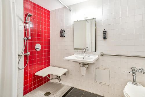 Superior Queen - Adaptada para personas con movilidad reducida del hotel Paramount. Foto 3