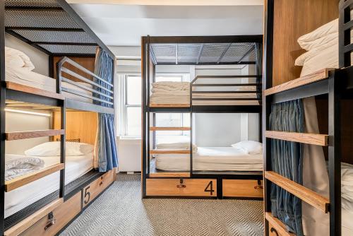 Habitación privada con 6 camas del hotel Paramount. Foto 1