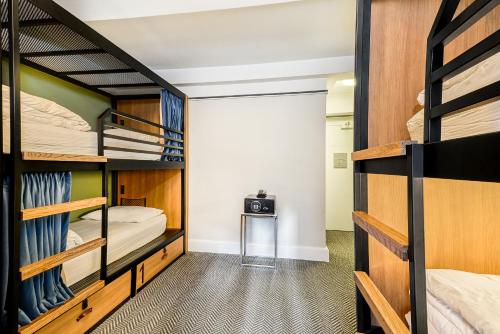 Habitación privada con 6 camas del hotel Paramount. Foto 2