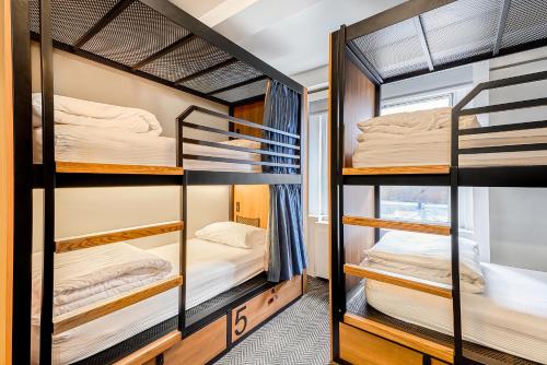 Habitación privada con 6 camas del hotel Paramount. Foto 3