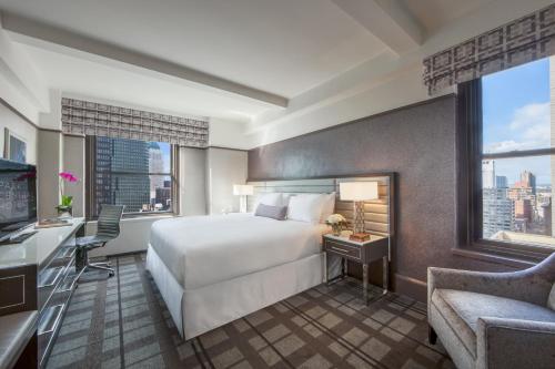 Habitación con cama extragrande y ducha a ras de suelo - Adaptada para personas con movilidad reducida del hotel Park Central New York. Foto 1