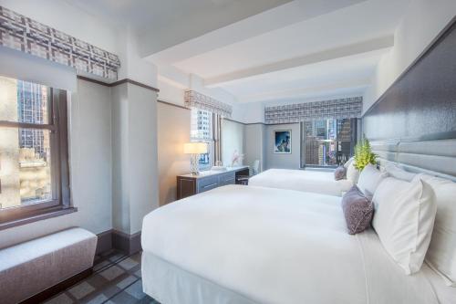Habitación Premier Corner con 2 camas grandes del hotel Park Central New York