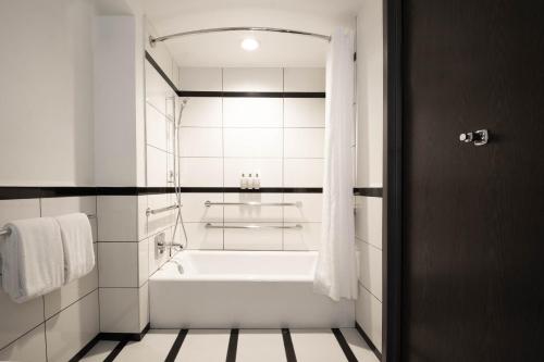 Habitación con cama extragrande - Adaptada para personas de movilidad reducida del hotel Park Central New York. Foto 2