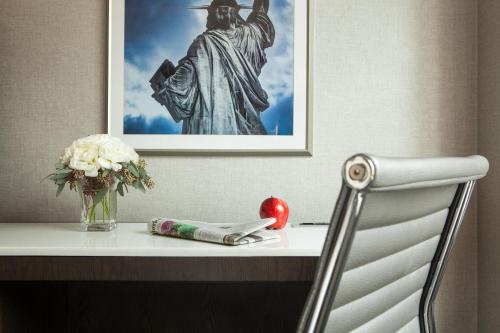 Habitación adaptada para personas con movilidad reducida - Cama grande del hotel Park Central New York. Foto 4