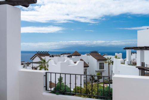 Suite de 1 dormitorio con vistas parciales al mar del hotel Las Terrazas De Abama Suites