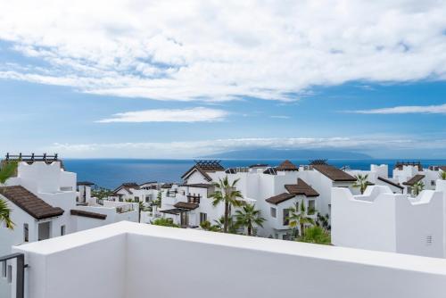 Suite de 1 dormitorio con vistas parciales al mar del hotel Las Terrazas De Abama Suites. Foto 2