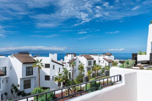 Suite de 1 dormitorio con vistas parciales al mar del hotel Las Terrazas De Abama Suites. Foto 3