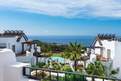 Suite de 1 dormitorio con vistas parciales al mar del hotel Las Terrazas De Abama Suites. Foto 4