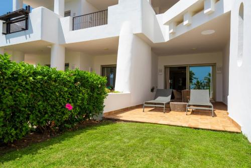 Suite de 1 dormitorio con vistas parciales al mar del hotel Las Terrazas De Abama Suites. Foto 6