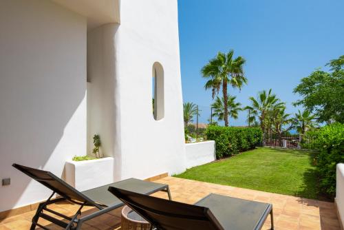 Suite de 1 dormitorio con vistas parciales al mar del hotel Las Terrazas De Abama Suites. Foto 7