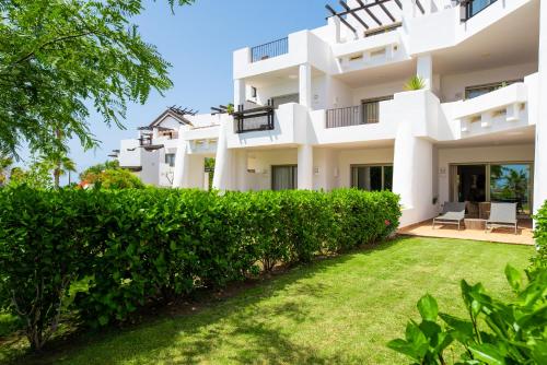 Suite de 1 dormitorio con vistas parciales al mar del hotel Las Terrazas De Abama Suites. Foto 8