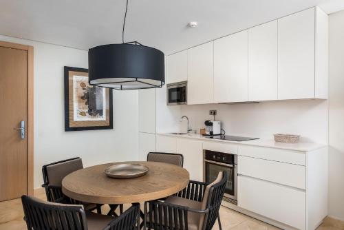 Suite de 1 dormitorio con vistas parciales al mar del hotel Las Terrazas De Abama Suites. Foto 10