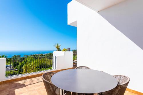 Suite de 1 dormitorio con vistas parciales al mar del hotel Las Terrazas De Abama Suites. Foto 11